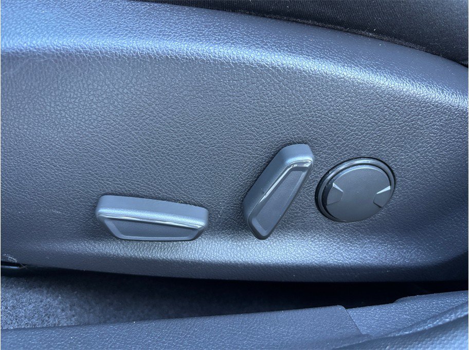 Used 2015 Ford Focus Titanium w/ Titanium Cold Weather Package FWD image 16