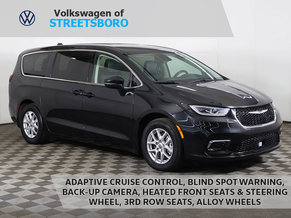 Used 2023 Chrysler Pacifica Touring-L FWD image 1