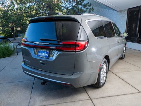 Used 2021 Chrysler Pacifica Touring-L w/ Uconnect Theater Family Group FWD image 6