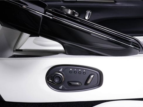 Used 2025 Aston Martin V8 Vantage Coupe RWD image 22