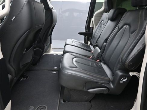 Used 2019 Chrysler Pacifica Touring-L image 13