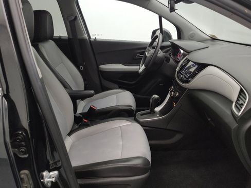 Used 2019 Chevrolet Trax LT w/ Sun & Sound Package image 21