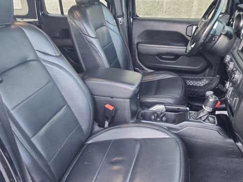 Used 2020 Jeep Wrangler Unlimited Sahara image 12