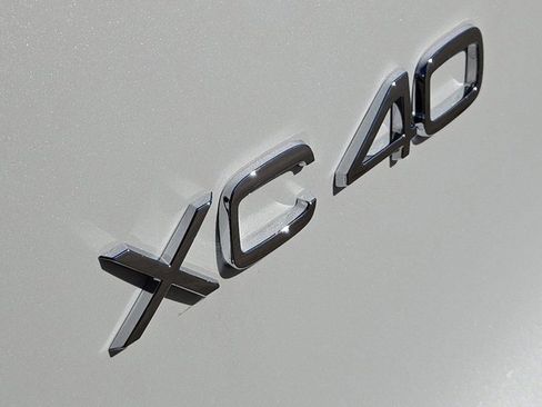 Certified 2025 Volvo XC40 B5 Core w/ Protection Package Premier image 3