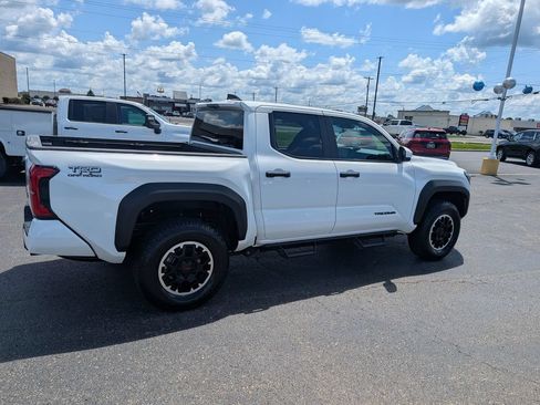 Used 2025 Toyota Tacoma TRD Off-Road AWD/4WD image 9