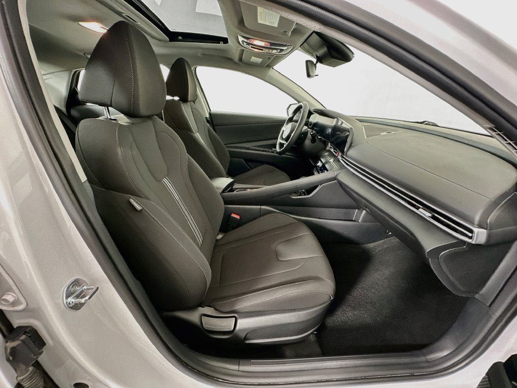 Used 2025 Hyundai Elantra SEL FWD image 28