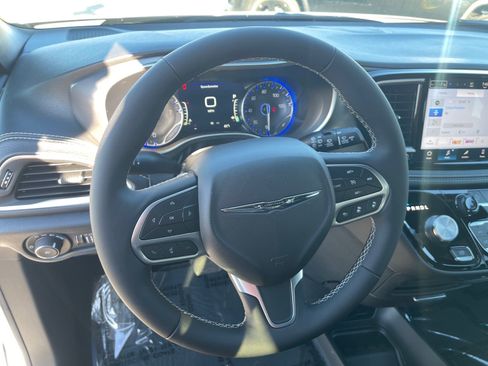New 2026 Chrysler Pacifica Select image 9