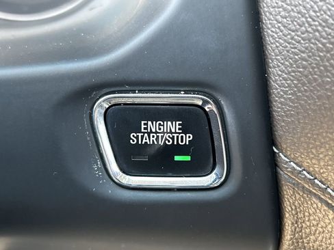 Used 2023 GMC Acadia SLE image 16