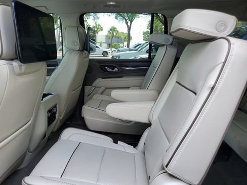 Used 2024 GMC Yukon XL Denali w/ Denali Reserve Package RWD image 10