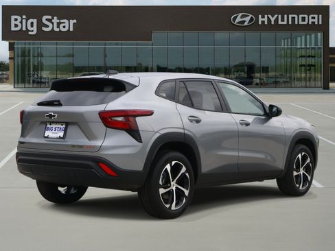 Used 2025 Chevrolet Trax RS w/ Driver Confidence Package image 4