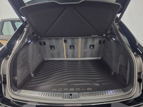 Certified 2025 Porsche Macan AWD/4WD image 12