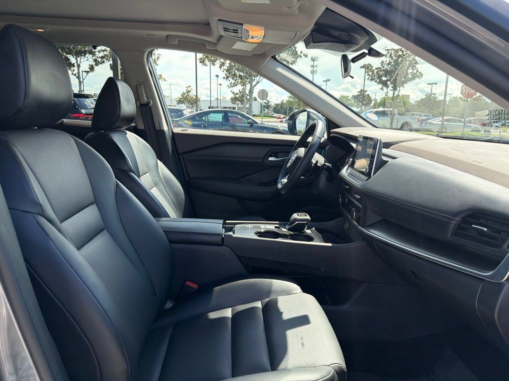 Used 2023 Nissan Rogue SV w/ SV Premium B Package FWD image 13