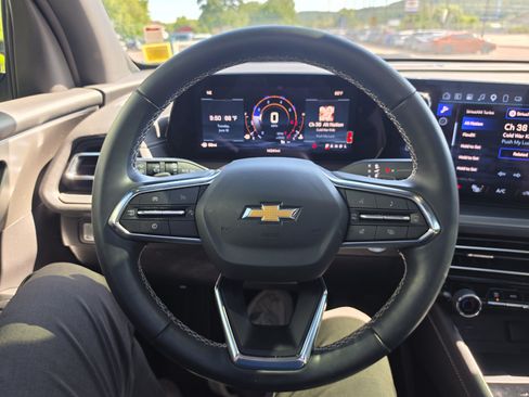 Used 2025 Chevrolet Traverse LT w/ Sun and Wheel Package FWD image 18