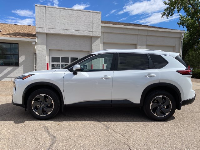 Used 2024 Nissan Rogue SV w/ SV Premium Package AWD/4WD image 2