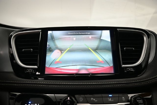 Used 2025 Chrysler Pacifica Limited FWD image 19