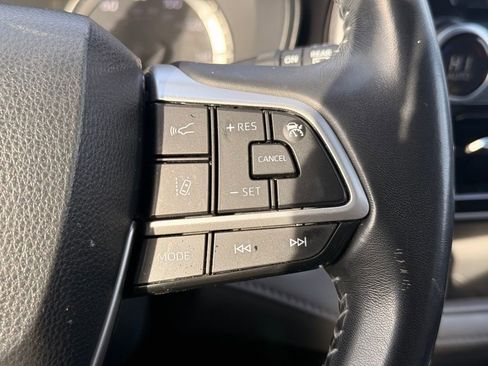 Used 2022 Toyota Highlander LE image 29