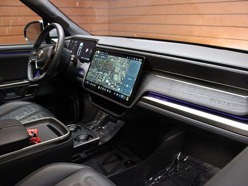 Used 2023 Rivian R1T Adventure image 19