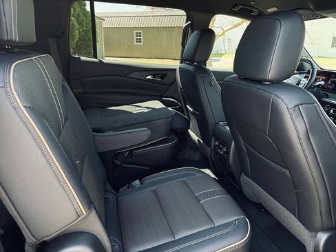 Used 2025 Chevrolet Traverse High Country FWD image 19