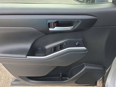 Used 2024 Toyota Highlander LE image 18