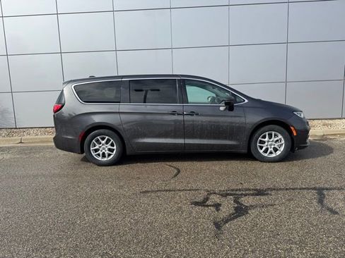Used 2023 Chrysler Pacifica Touring-L image 36