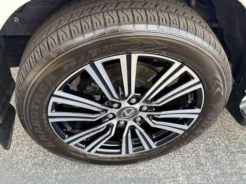 Certified 2025 Lexus LX 700h Luxury image 12