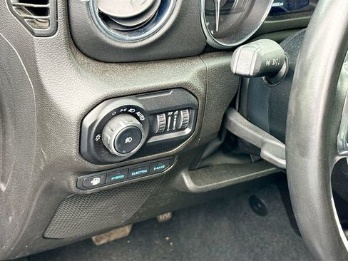 Used 2022 Jeep Wrangler Unlimited Sahara AWD/4WD image 11