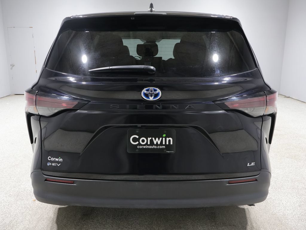 Used 2025 Toyota Sienna LE FWD image 3