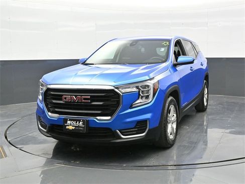 Used 2024 GMC Terrain SLE image 2