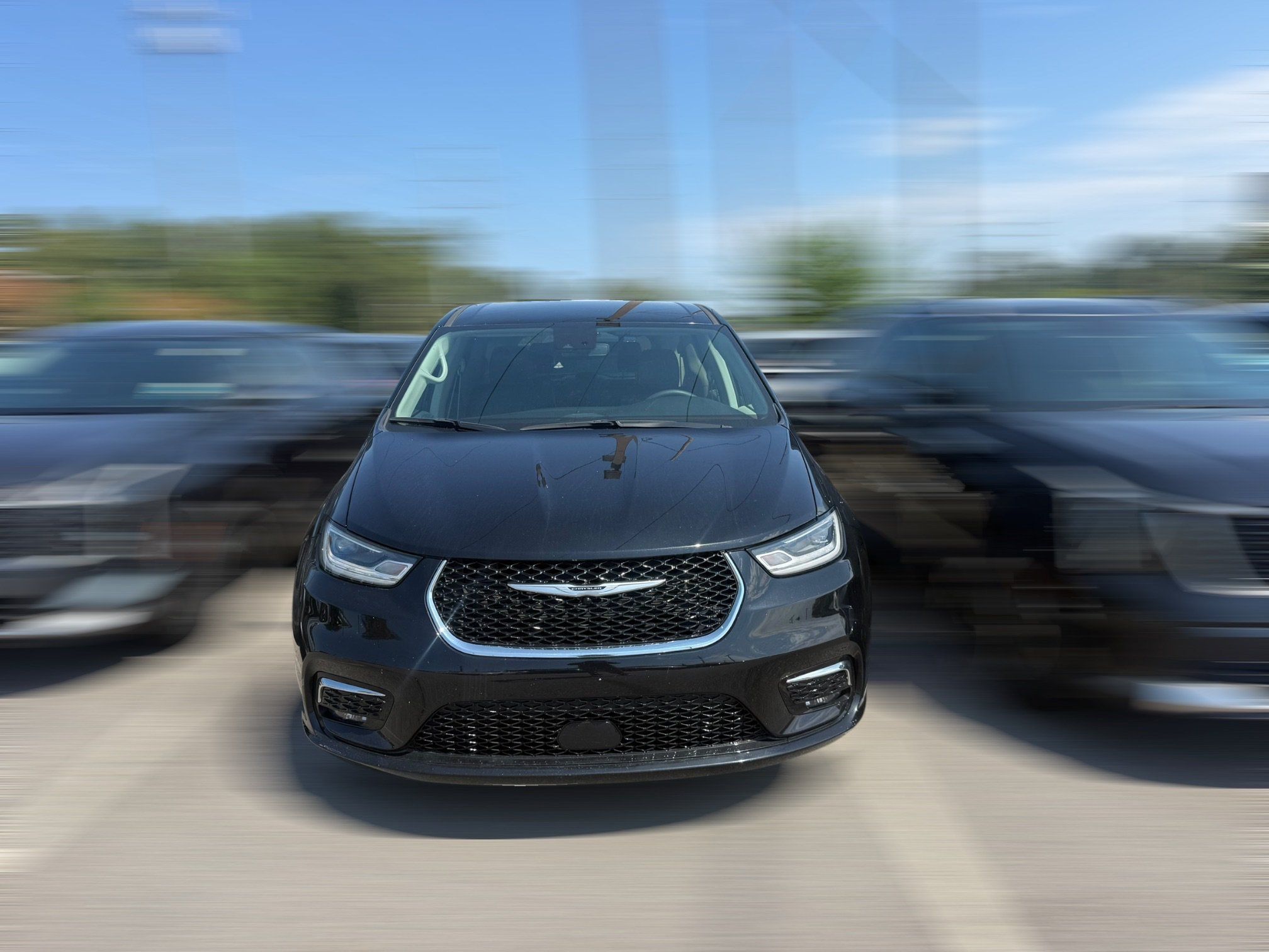 Used 2024 Chrysler Pacifica Touring-L FWD image 2