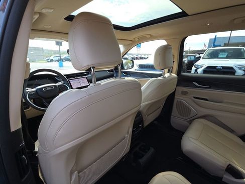 Used 2022 Jeep Grand Cherokee L Limited w/ Black Appearance Package image 28