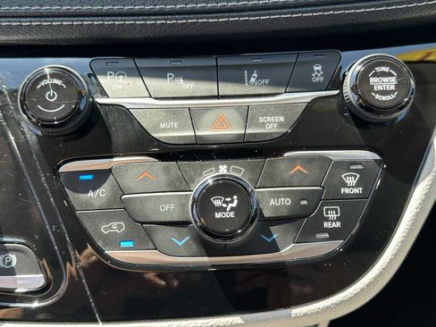 Used 2021 Chrysler Pacifica Touring-L FWD image 20