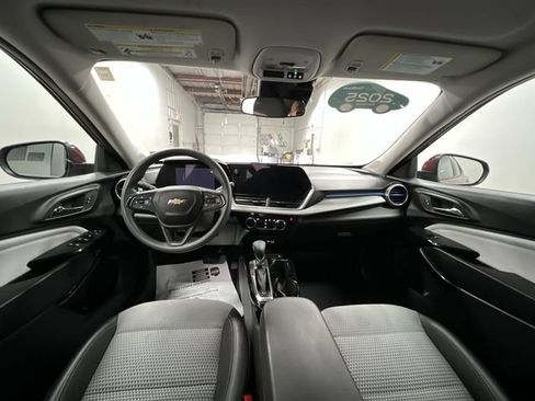Used 2025 Chevrolet Trax LT FWD image 20