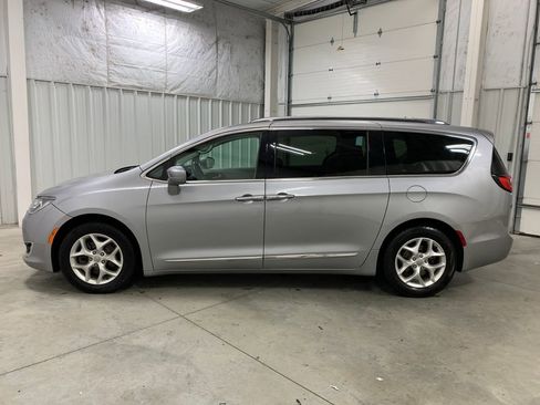 Used 2018 Chrysler Pacifica Touring-L Plus w/ Tire & Wheel Group image 26