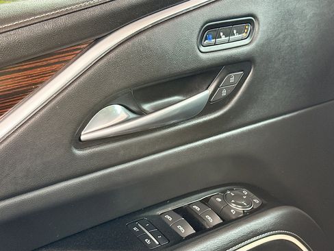 Used 2022 Cadillac Escalade Premium Luxury w/ Performance Package AWD/4WD image 18