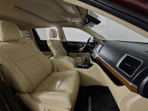 Used 2019 Toyota Highlander Limited image 24