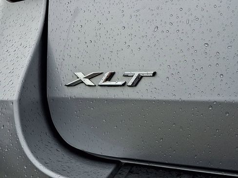 Used 2022 Ford Explorer XLT image 30