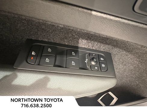 Used 2025 Volvo XC40 B5 Plus w/ Climate Package AWD/4WD image 20