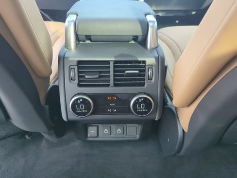 Certified 2024 Land Rover Discovery Dynamic SE image 12