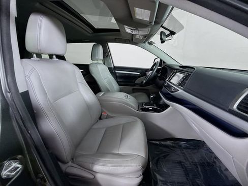 Used 2016 Toyota Highlander XLE image 30