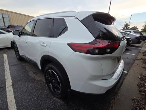 Used 2025 Nissan Rogue SV w/ SV Premium Package FWD image 7