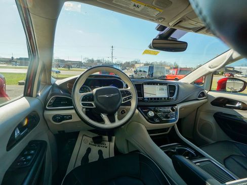Used 2021 Chrysler Pacifica Limited w/ Uconnect Theater Family Group image 15