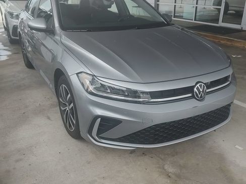 Used 2025 Volkswagen Jetta SE FWD image 2