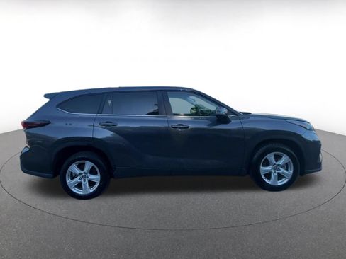 Used 2025 Toyota Highlander LE FWD image 16