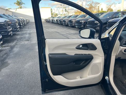 Used 2022 Chrysler Pacifica Touring-L image 19