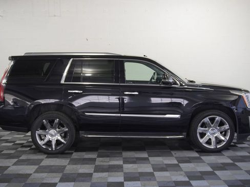 Used 2016 Cadillac Escalade Luxury AWD/4WD image 7