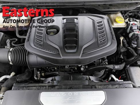 Used 2023 Jeep Wagoneer Series III w/ Preferred Equipment Group RWD image 7