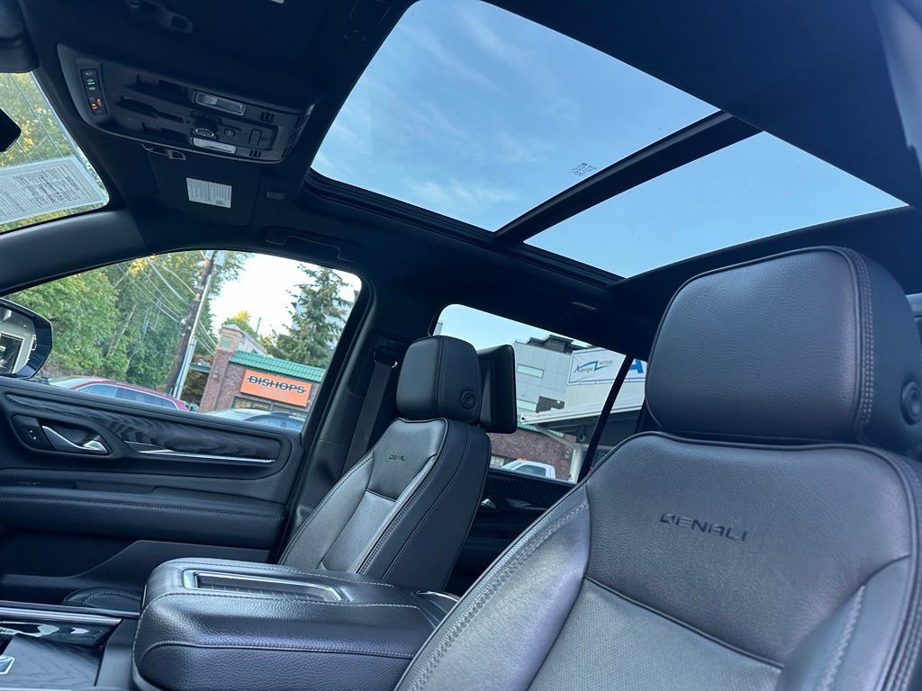 Used 2022 GMC Yukon XL Denali w/ Denali Ultimate Package AWD/4WD image 14