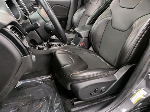 Used 2019 Jeep Cherokee Latitude Plus image 11