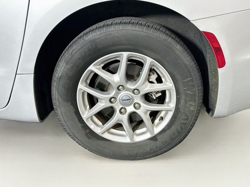 Used 2024 Chrysler Pacifica Touring-L FWD image 11