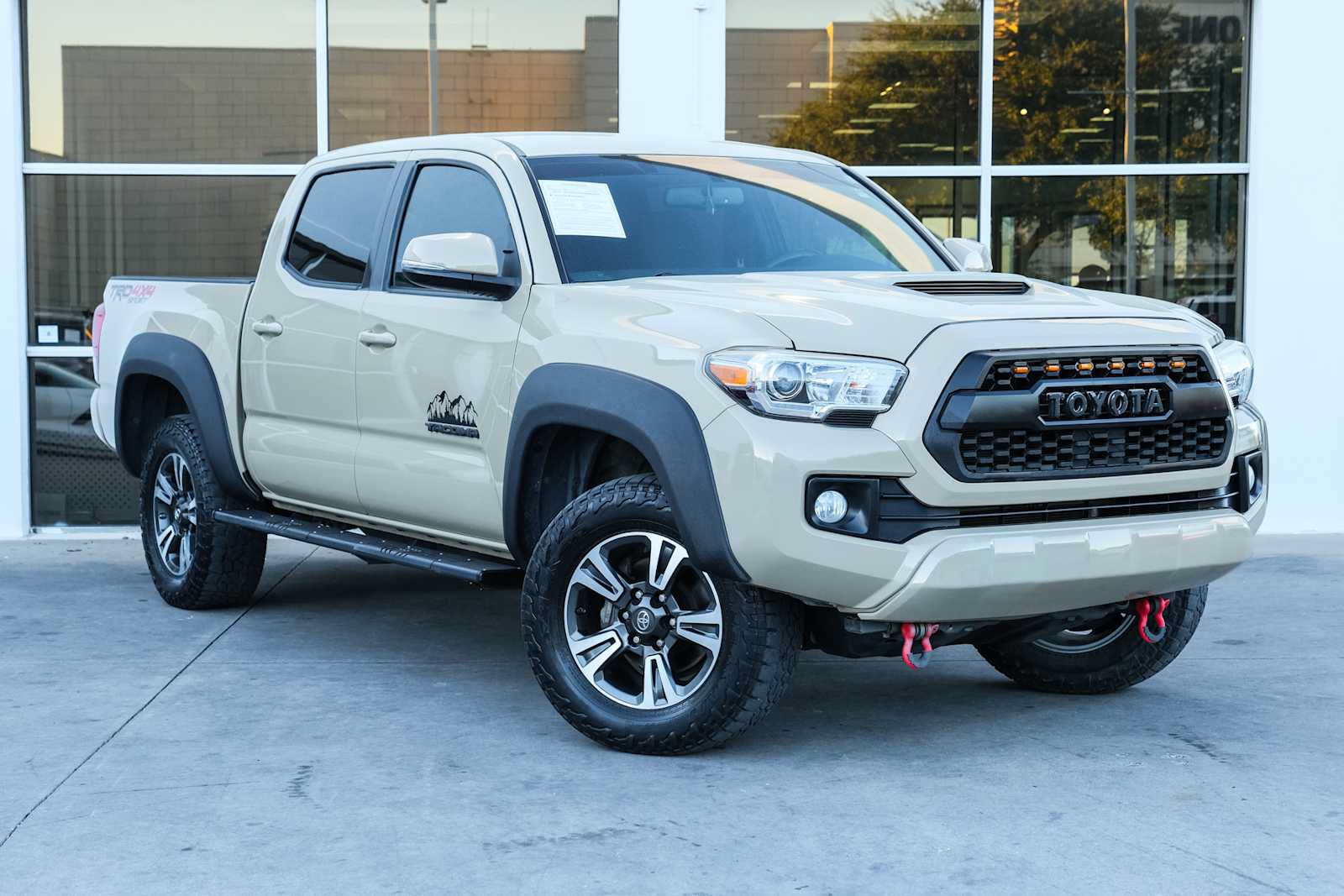 Used 2017 Toyota Tacoma TRD Sport w/ Tow Package (A/T) AWD/4WD image 5